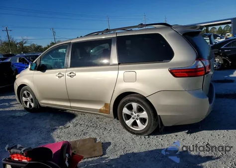 2015 Toyota Sienna Le z USA, uszkodzony, nr VIN 5TDKK3DC6FS550320